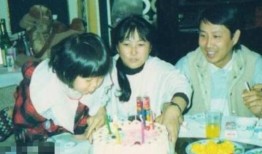 陈道明妻子近照曝光气质优雅两人幸福携手36年